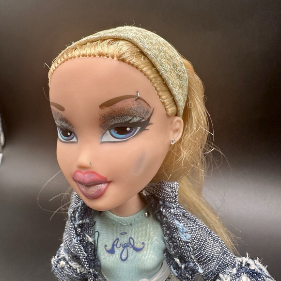 Bratz First Edition Cloe Doll ‘Altered’ 10" Blonde Hair W Outfit & Shoes 2001 - Picture 2 of 15